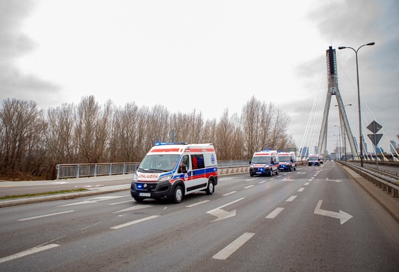 Karetki pogotowia w jadą przez jeden z warszawskich mostów. Po za nimi na moście nie ma żadnego innego pojazdu.