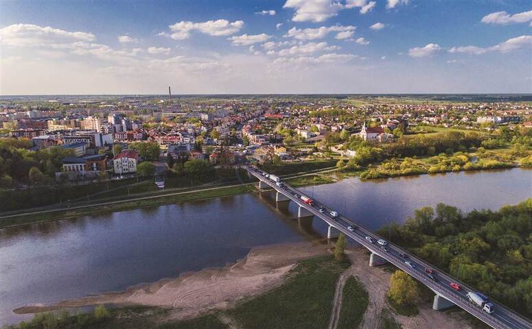 most z lotu ptaka. Jadą po nim samochody. Widać też miasto