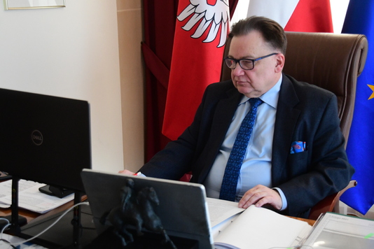 Marszałek widoczny zza laptopa