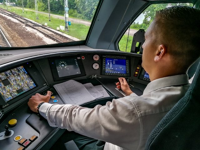 Widok na kabinę i motorniczego