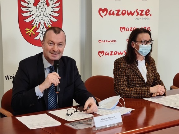 Na pierwszym planie wicemarszałek, w tle kobieta w maseczce