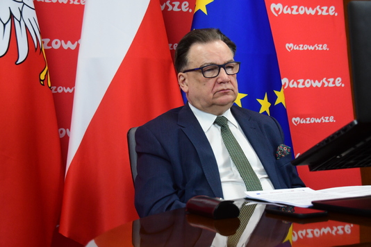 Marszałek na tle flag Mazowsza, Polski i UE