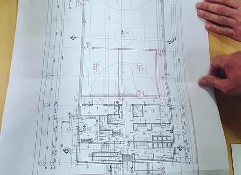 plany architektoniczne inwestycji na białej karcie papieru