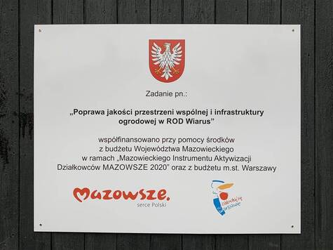 Tablica informmująca o realizacji projektu MIAD w ROD Wiarus