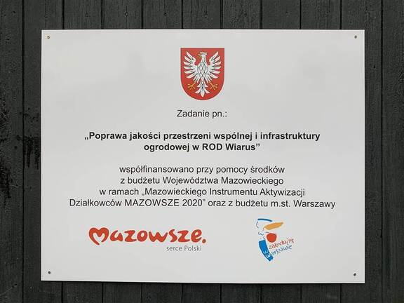 Tablica informmująca o realizacji projektu MIAD w ROD Wiarus