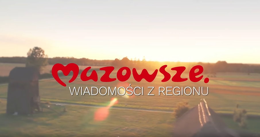 Kadr z programu. Na tle zachodzącego słońca nad mazowieckim polem napis: Mazowsze. Wiadomości z regionu.