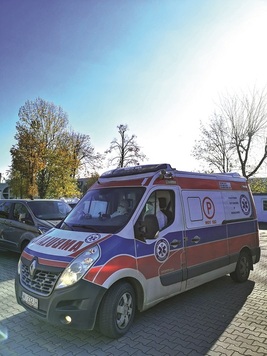 Karetka z napisem ambulans