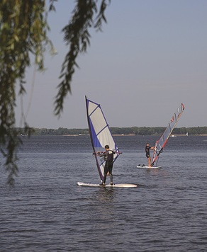 Dwóch surferów na zbiorniku w Zegrzu