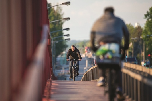 Rowerzyści na kładce rowerowej