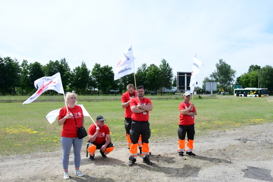 Ludzie z flagami Solidarności