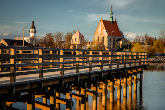 kładka nad rzeką, w tle kościół