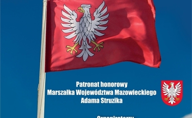 Powiewająca na wietrze flaga z orłem. Nad flagą i poniżej informacje o konkursie