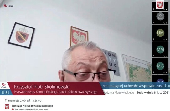 Kadr z monitora podczas sesji online. W kadrze widać czubek głowy mężczyzny oraz okulary. Brwi ma wysoko uniesione. U dołu jest podpis Piotr Skolimowski