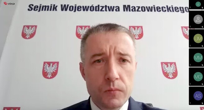 Kadr z monitora podczas sesji online. Widać głowę mężczyzny z poważną miną, w skupieniu wpatrzonego przed siebie