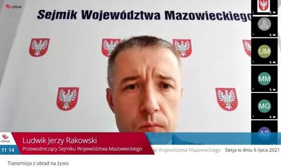 Twarz przewodniczącego Ludwika Rakowskiego na ekranie monitora podczas zdalnej sesji sejmiku województwa