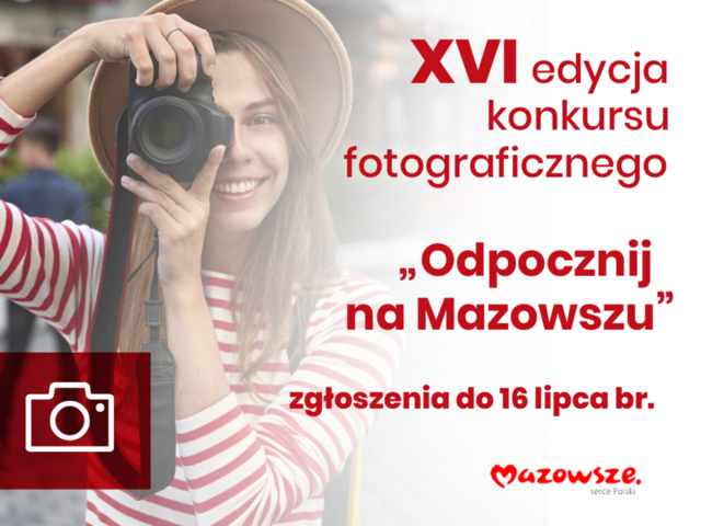 Młoda kobieta w kapeluszu robi zdjęcie aparatem fotograficznym