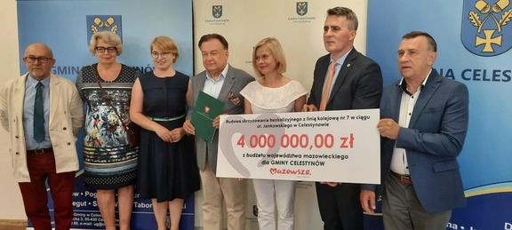 Pamiątkowe zdjęcie z symbolicznym czekiem