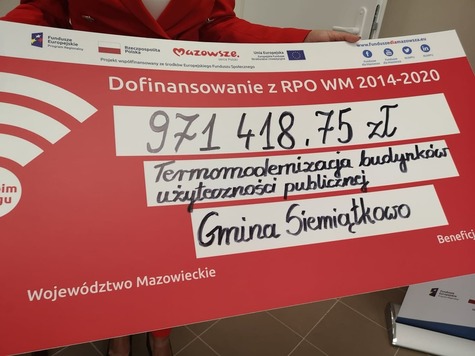 Czerwony czek z wypisaną kwotą dofinansowania.