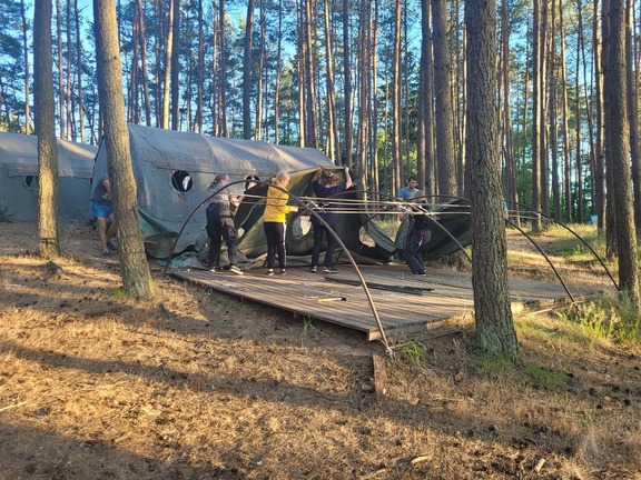 Rozstawienie namiotu to jedna z umiejętności, której uczą się harcerze