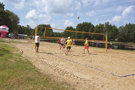 Ludzie na plaży grają w siatkówkę