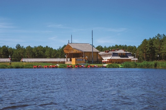 Widok na ośrodek wypoczynkowy nad wodą