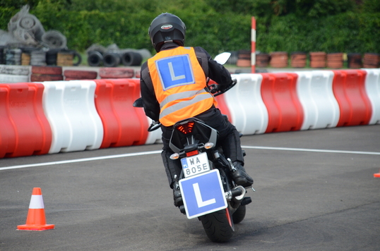 Motocyklista podczas egzaminu