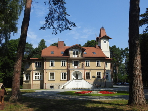 Odnowiony, trzypiętrowy budynek ze spadzistym dacherm