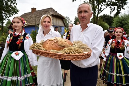 Gospodarze z chlebem dożynkowym