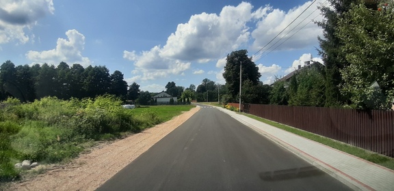 Widok na nowo wybudowaną drogę (jezdnia wraz z chodnikiem)