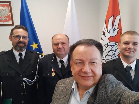 Nagrodzeni druhowie i marszałek pozują do zdjęcia typu selfie