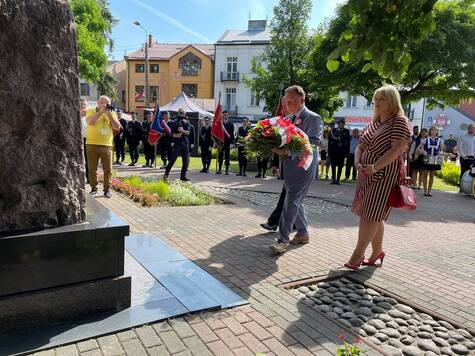 Trzyosobowa delegacja składa wieńce przed pomnikiem Witosa w Radzyminie 