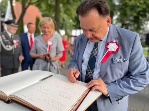 Marszałek Adam Struzik wpisuje się do księgi pamiątkowej