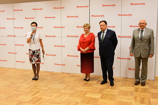 Cztery osoby prowadzące uroczystość