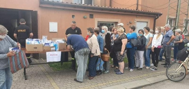 Kolejka mieszkańców odbierających pakiety ochronne