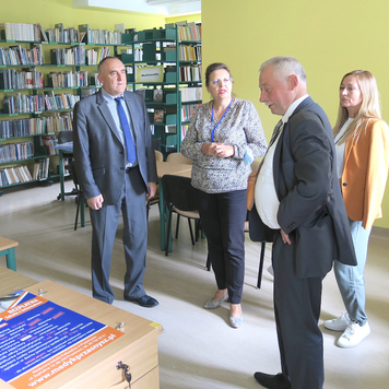 Czworo uczestników wydarzenia podczas zwiedzania Biblioteki Pedagogicznej.