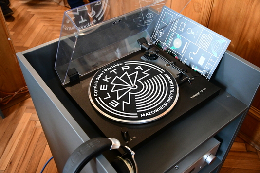 Gramofon z płytą z logo Czytalni Słów i Dźwieków Elektra