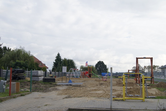 Urządzenie do zabawy na nieuporządkowanym jeszcze terenie