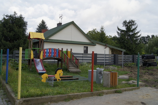 Mały plac z jedną huśtawką i jedną drabinką