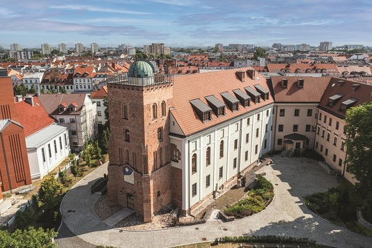 Budynek z wieżą - obserwatorium widziany z drona