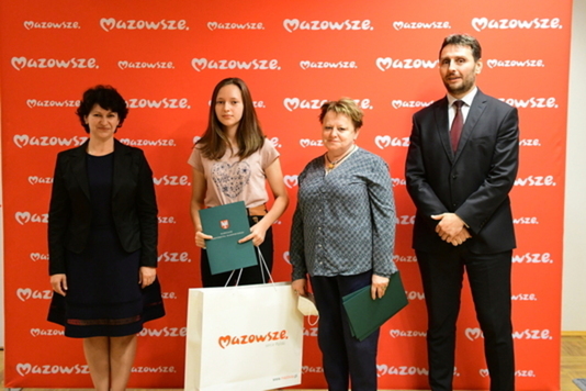 Pamiątkowe zdjęcie pozowane czterech osób