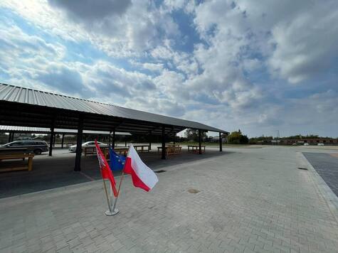 Widok na wyłożony kostką plac