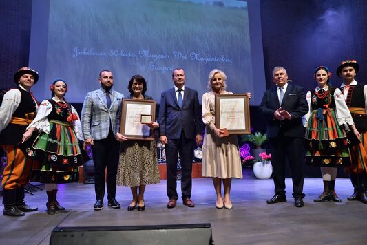 Anna Rzeszotarska i Bogusława Trojanowska pozują z przyznanymi im Medalami Pamiątkowymi Pro Masovia 