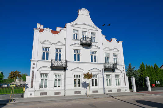 Na zdjęciu biały budynek po renowacji, budynek biblioteki w Nasielsku