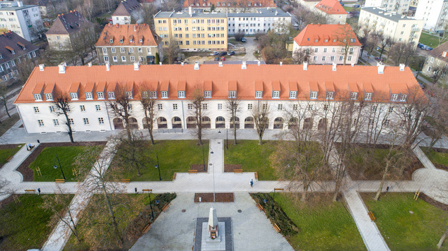 Na zdjęciu biały budynek Krzywej Hali w Ciechanowie