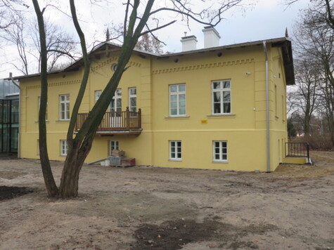 Budynek dwukondygnacyjny, pośrodku pierwszej kondygnacji znajduje się balkon.