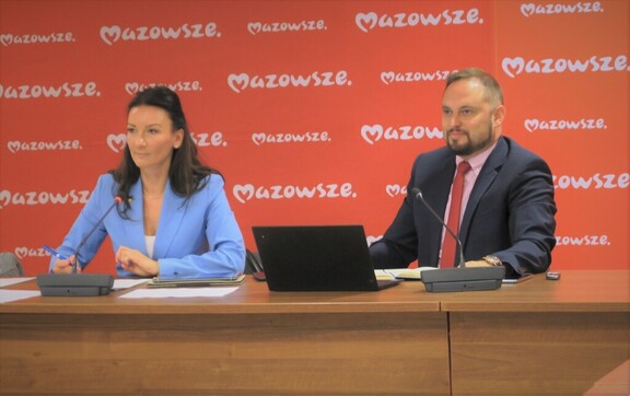 Kobieta i mężczyzna siedzą przy stole