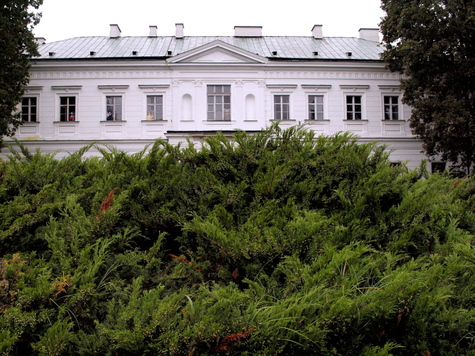 Front pałacu w Falentach, na pierwszym planie widać krzewy ozdobne przed pałacem