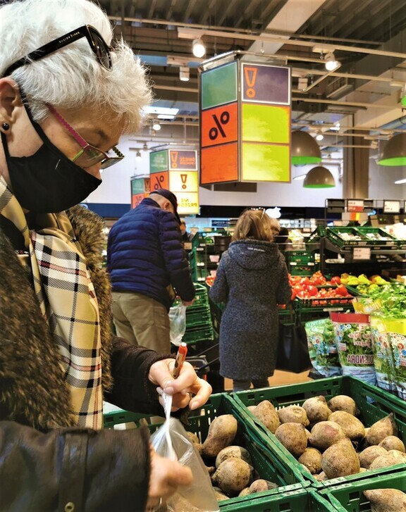 Kobieta robiąca zakupy w markecie