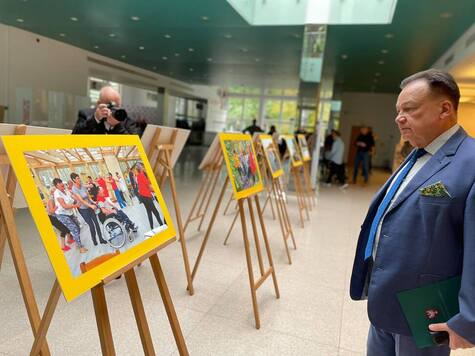 Marszałek ogląda place plastyczne wystawione na sztalugach