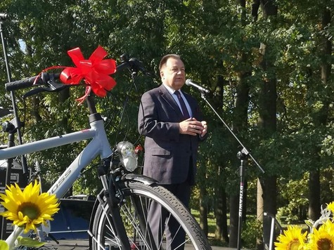 Marszałek przemawia do mikrofonu